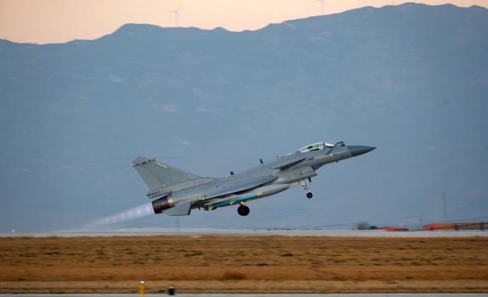 【帅！咱家战机又出片了】近日，南部战区空军航空兵某旅组织多批次、全要素、高强度跨