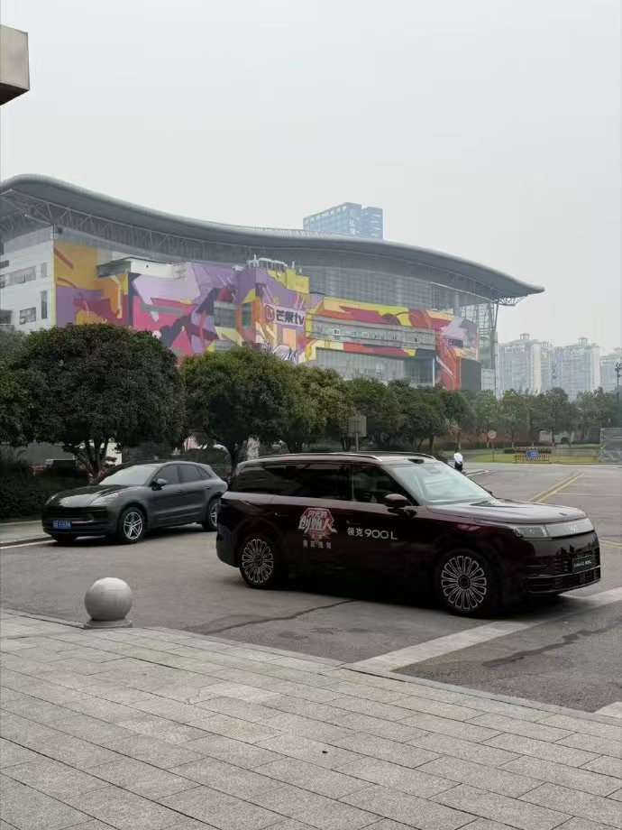 宝马5系中期改款的消息最近刷到好多次，感觉宝马这次是真开窍了。之前3月销量冲过1.4万辆，4月直接腰