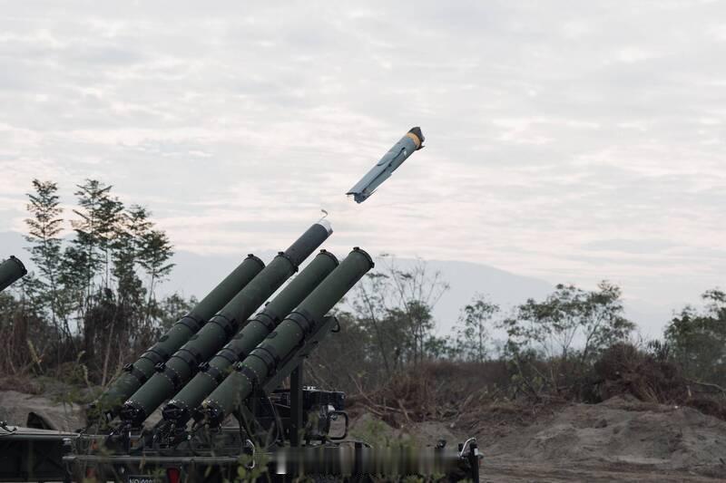 伪台蛙军无人机训练中心、陆军炮指部12月18日在浊水溪附近实施了首次“弹簧刀-6