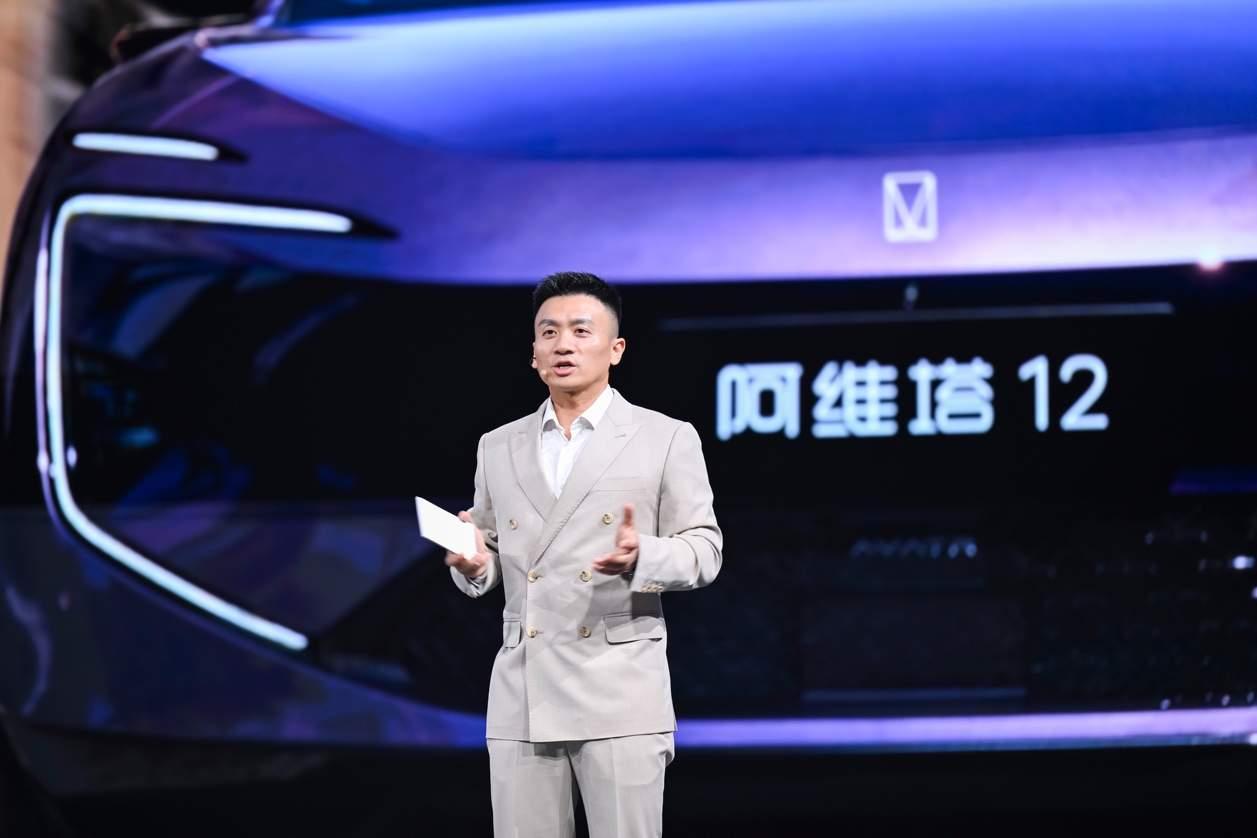 4月8日晚，阿维塔旗舰轿车新款12正式上市，直接给30万级智能轿车市场扔了颗“王