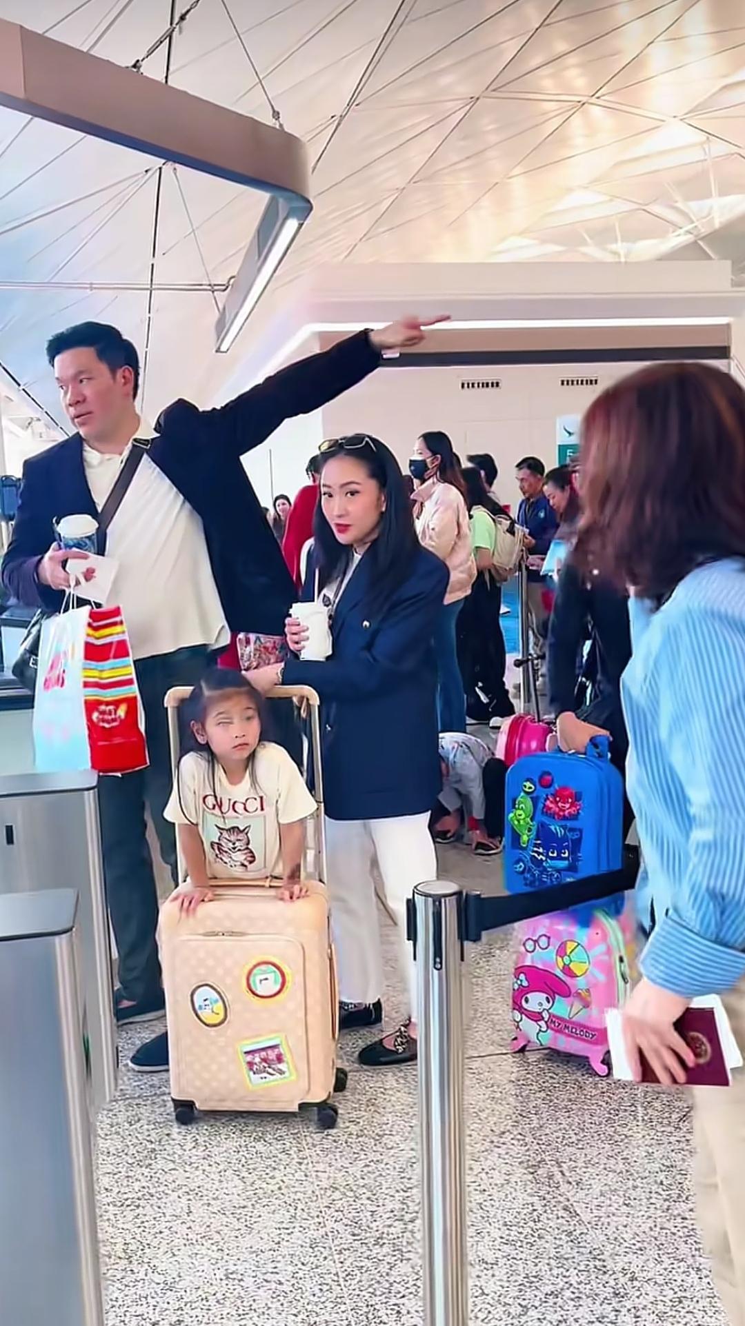 12月24日，佩通坦现身香港机场，准备乘机离开，中国粉丝看到她，激动的和她打招呼