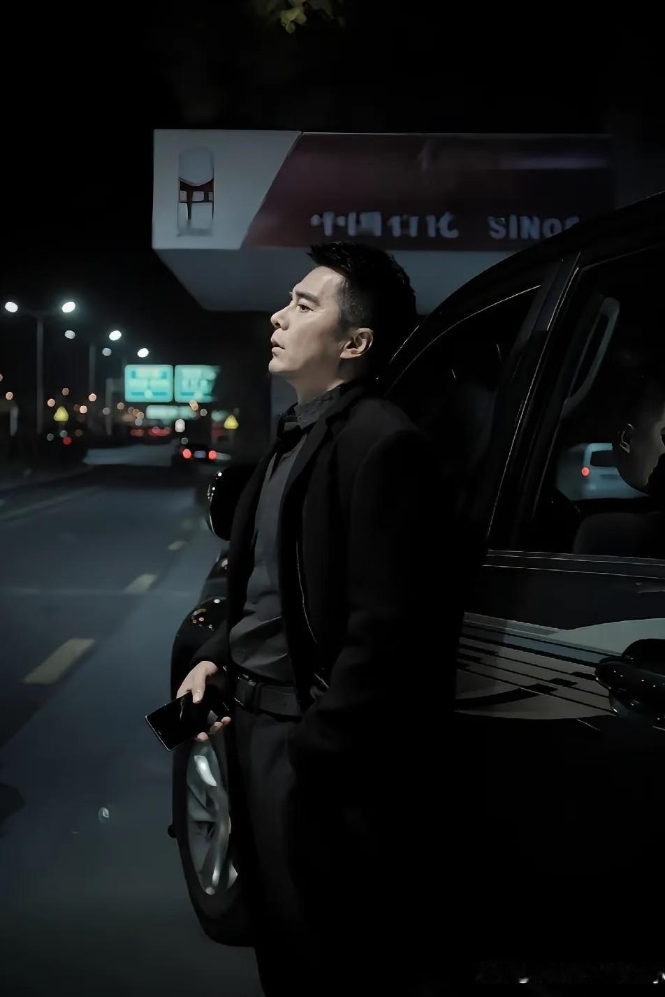 许亚军这几年算是彻底淡出屏幕了，哪怕再好的本子递过去，估计也得摇头。这哪是不