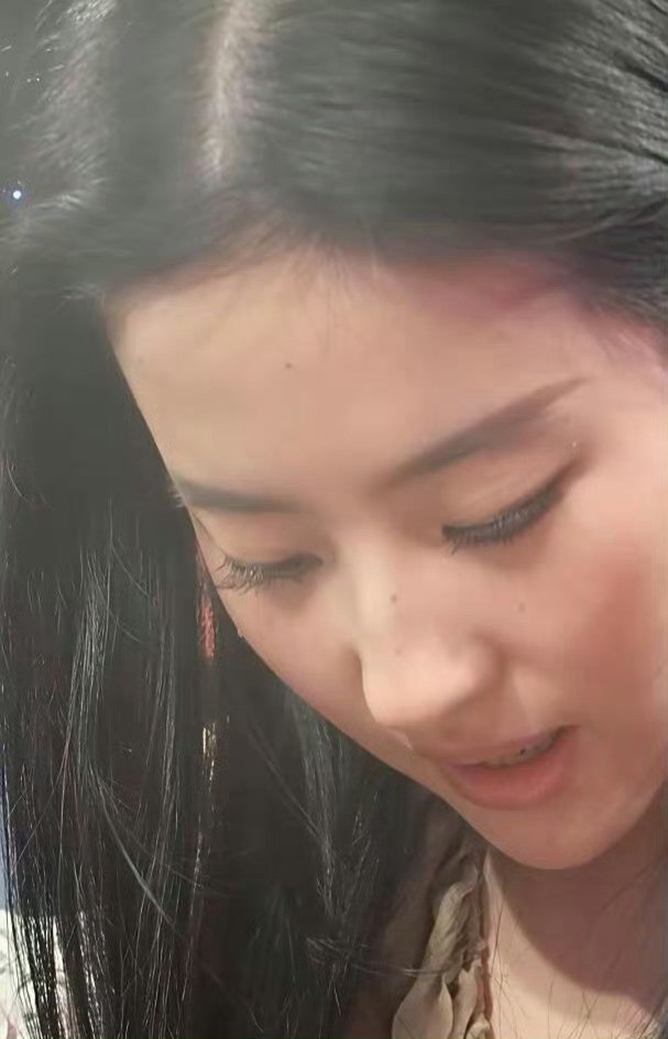 刘亦菲脸上的痣简直是点睛之笔让她美得更有辨识度了​​​