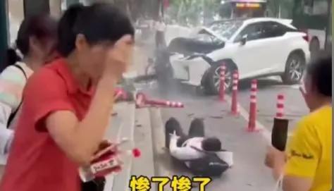 又出事故了，就因为司机开车时低头看手机而发生了这样一起车祸！2025年7月1日1