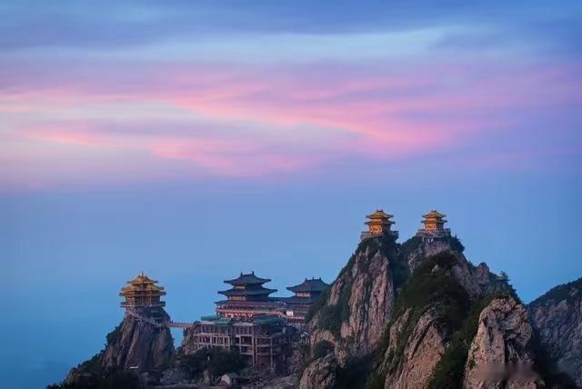 拐个弯，与生活和解，得失都随意。​​​
