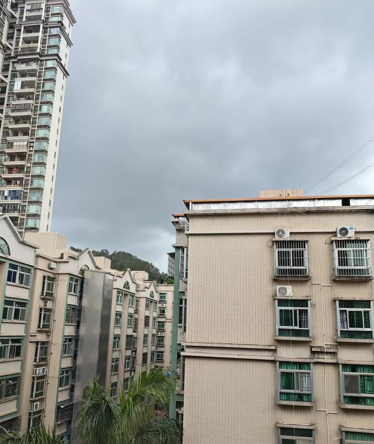 昨天天气很好，实现了愿望。看，今天又要下雨了，外面乌云罩顶，又是想下大雨的迹
