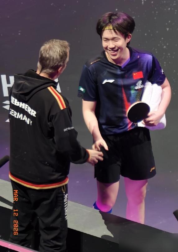 3-0横扫德国王牌弗朗西斯卡，王楚钦甩下球拍就冲向敌队主帅！没人提这茬，7年