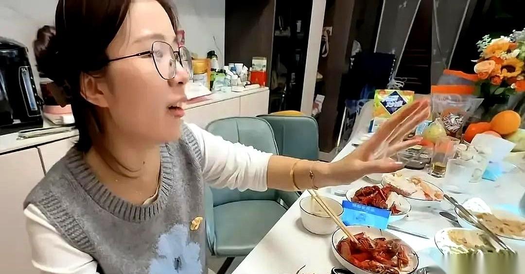 直播里有人笑话那孩子，说他“怂”。我心里咯噔一下。怂？这明明是顶级配置的安全