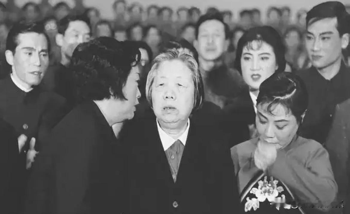 1977年2月9日，纪念周恩来总理逝世一周年的演唱晚会上，心情悲痛的邓颖超被王昆