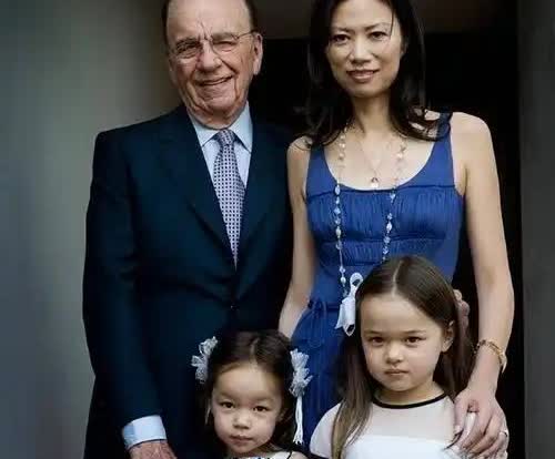 1999年6月，67岁的默多克为了迎娶邓文迪，与第二任妻子安娜离婚。分得17亿美