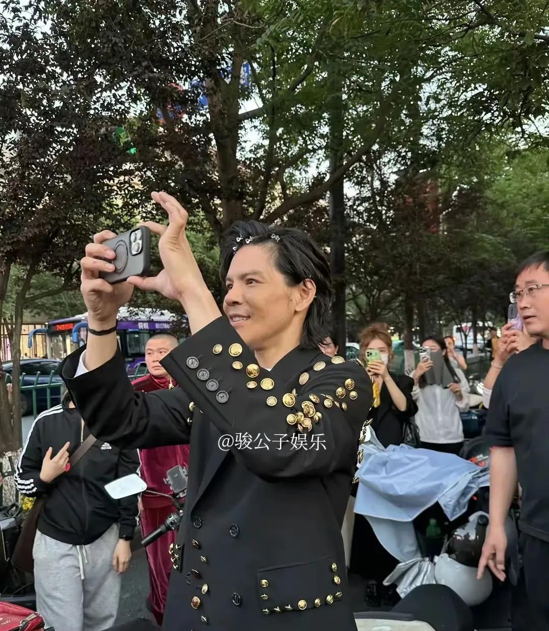 41岁的向佐现身杭州某活动，他素颜出席，皮肤状态欠佳，头上别着小发夹，整体造型引