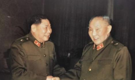 1991年，80岁的杨得志参加老红军聚会。可到了现场，他却迟迟不肯入座。组织者顿