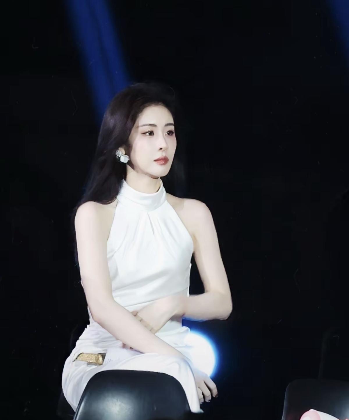 张碧晨的声音和她的白裙一样，干净又有力量[赞]张碧晨，用歌声写故事，用温柔抵岁月