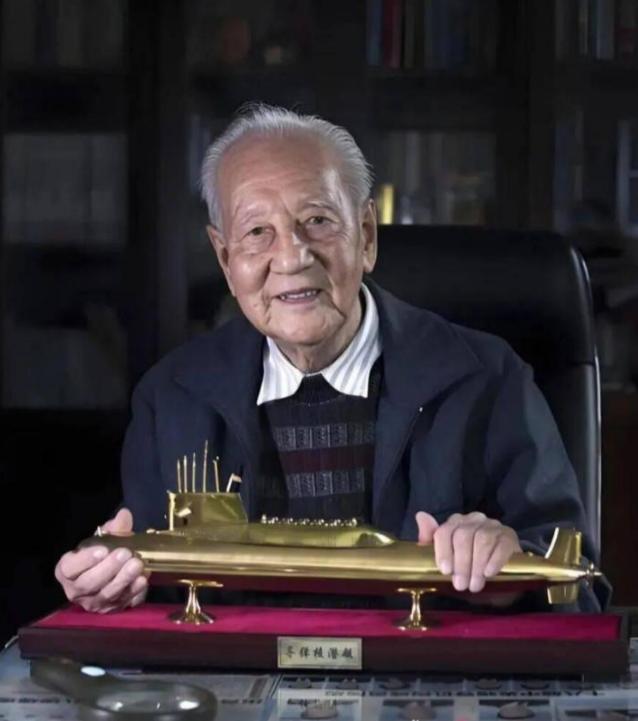 1988年，64岁的黄旭华亲自坐进核潜艇，下潜至极限深度，舱壁嘎吱呻吟，灯泡集体