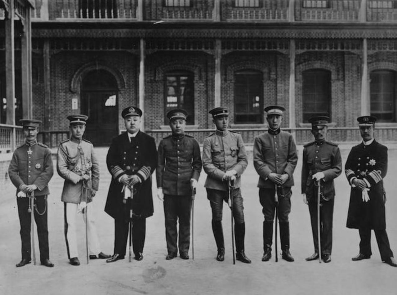 别再信什么清末皇族全是抽大烟的草包了，这张1910年清政府大臣校阅新军的合影，真