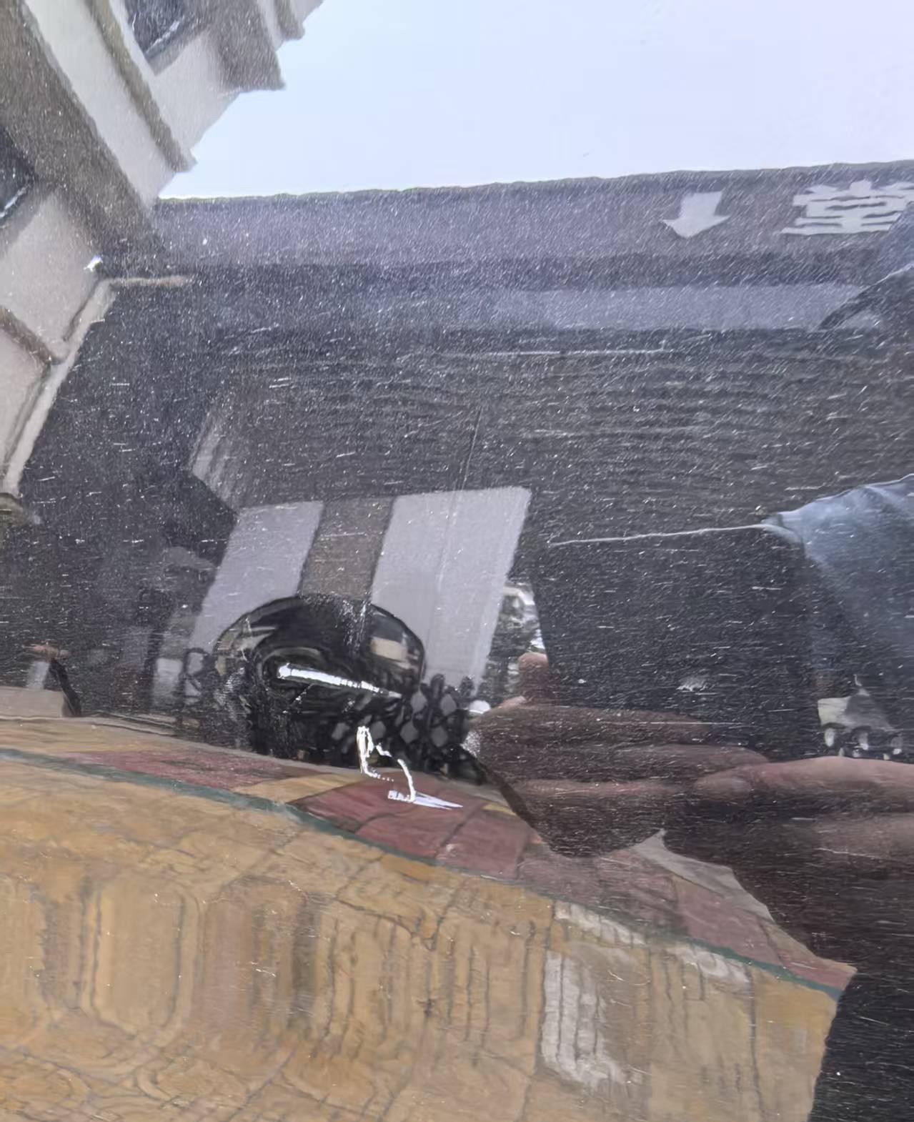 这次来北海玩，本来开开心心的，结果一大早被气到——我停在酒店楼下停车场的车，被旁