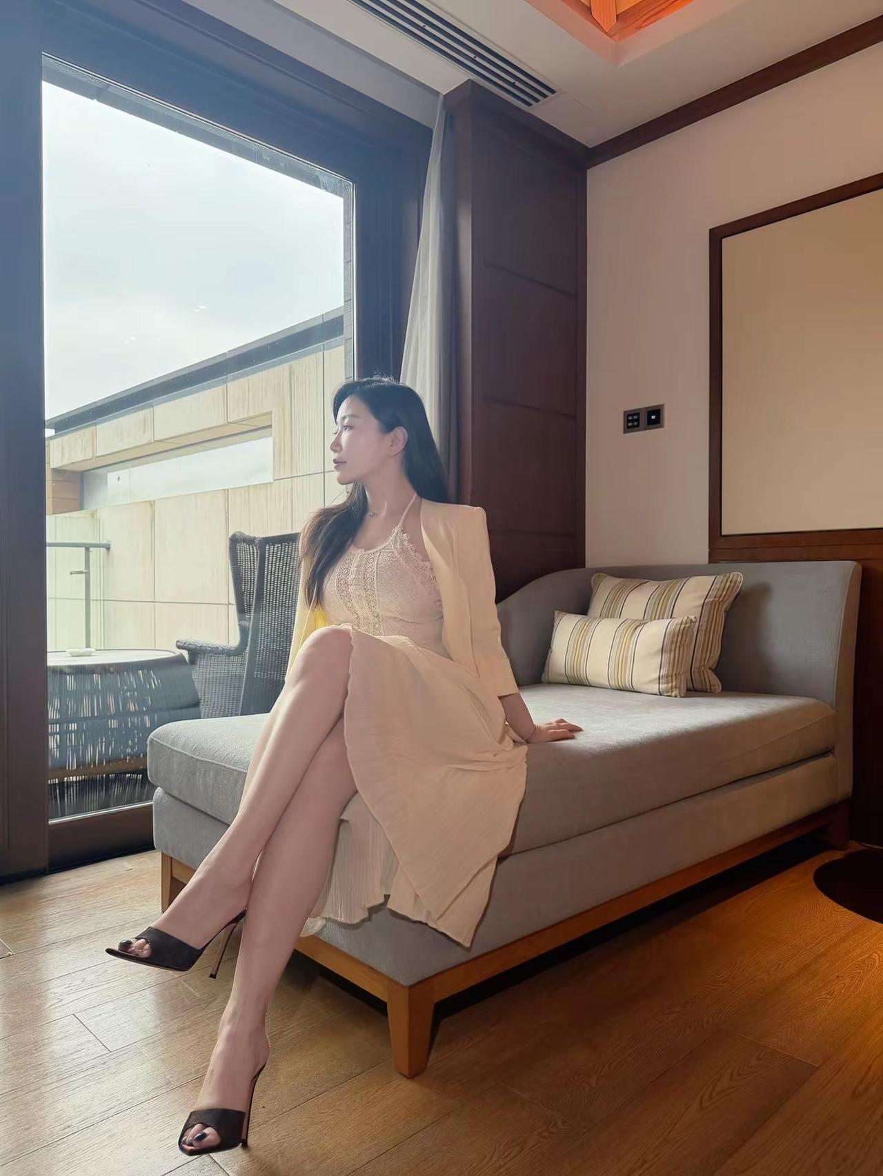 🤍。温柔白色连衣裙室内温柔ootd住进风景里的女孩优雅室内氛围感
