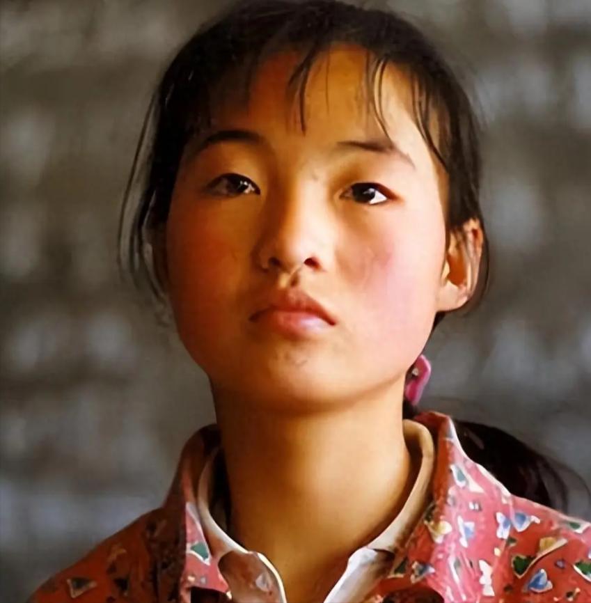 1999年，张艺谋捧红了农村女孩魏敏芝，拍完戏后，魏敏芝想进演艺圈，张艺谋却不同