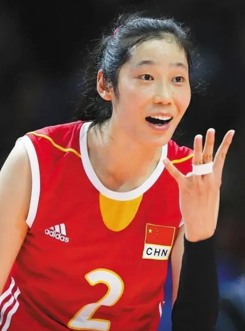34比15！朱婷仍旧是神一样的存在！49人投票，有34人把票投给了朱婷，领先艾