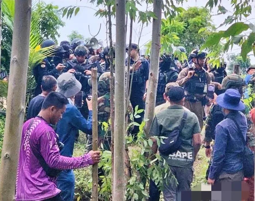 突发消息！泰和柬埔寨又打起来了。当地时间17日，柬埔寨试图从一处有争议的边境地