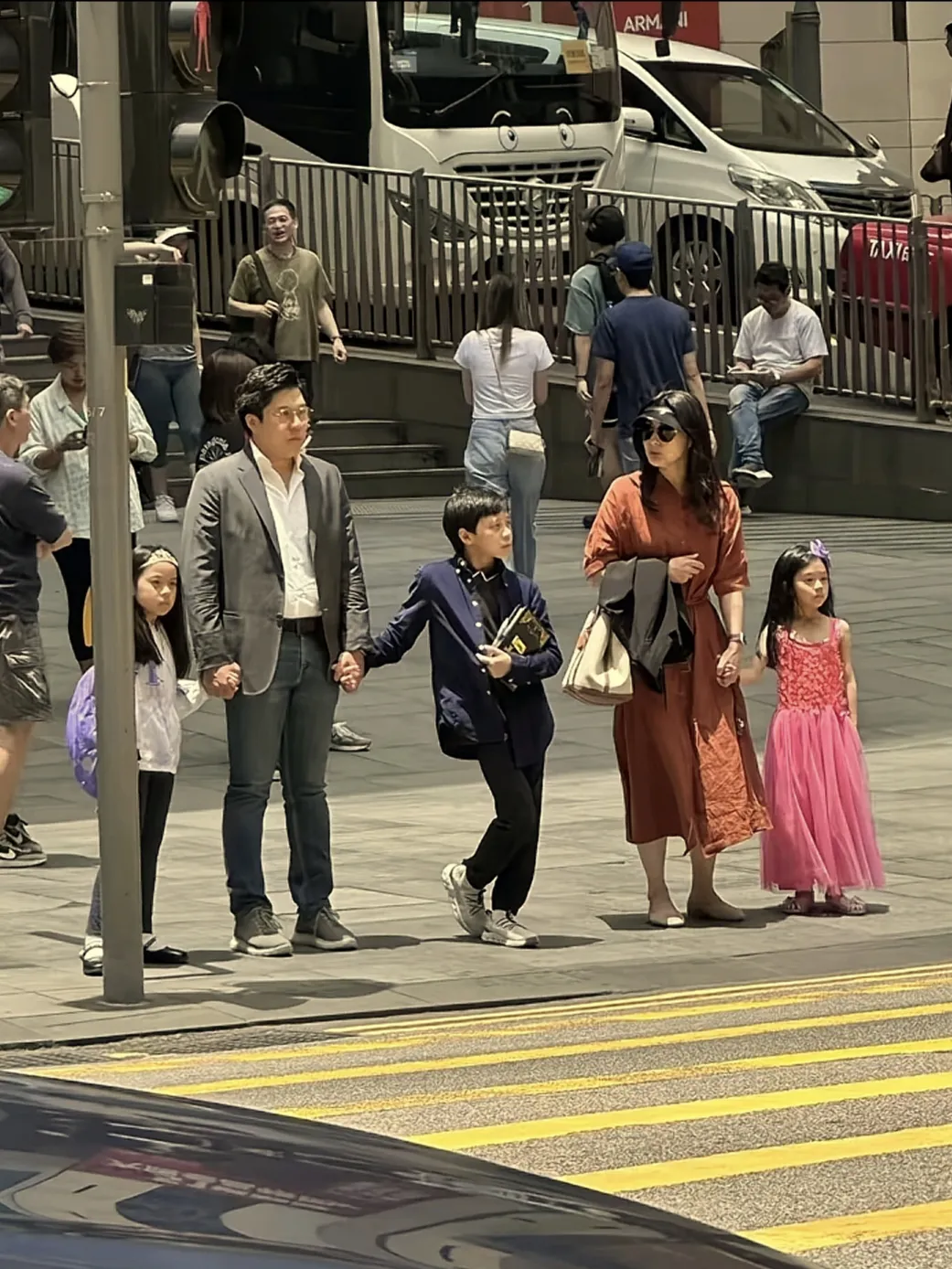 郭晶晶一家香港低调出行