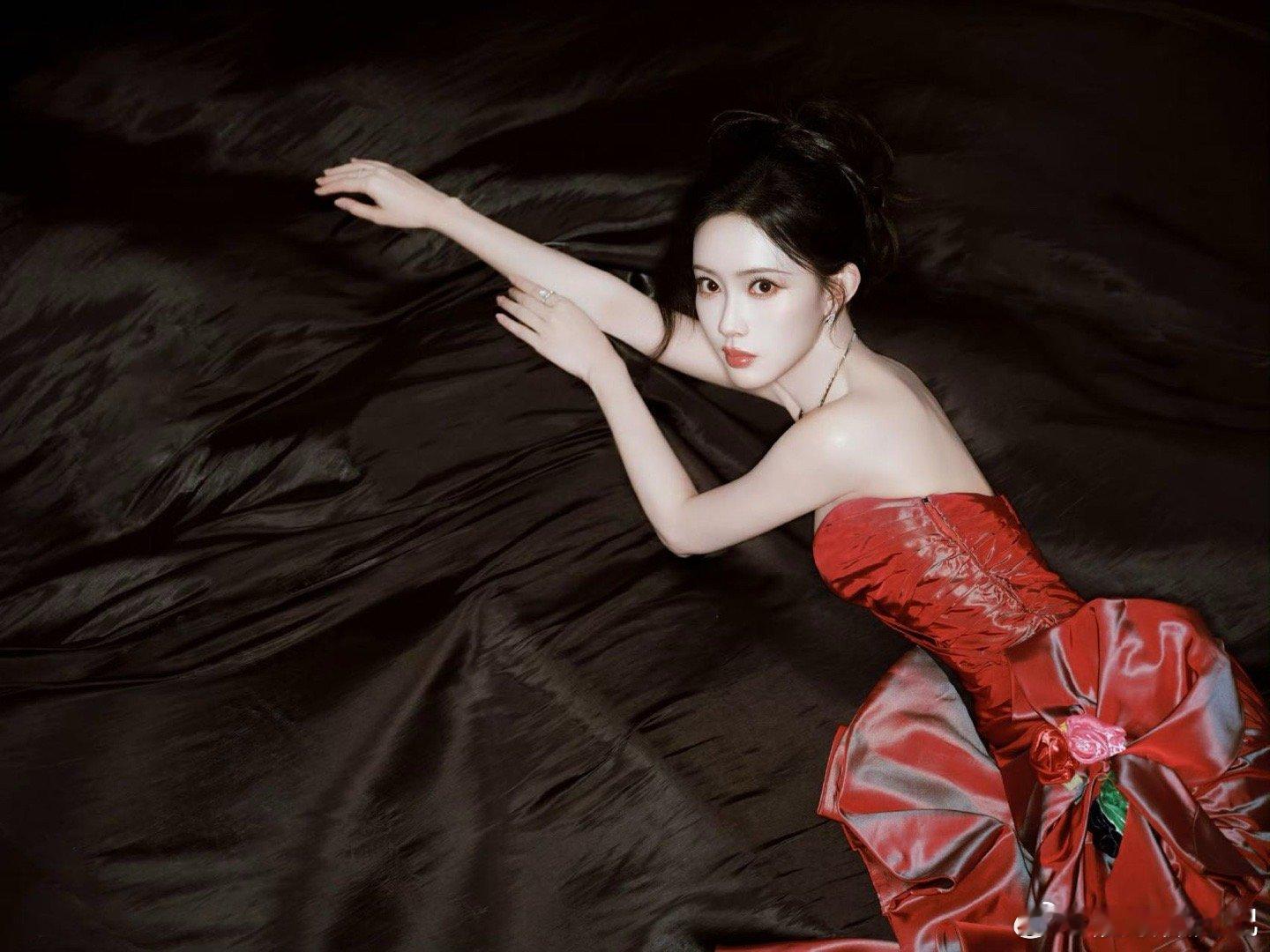 孟子义的身材 冷白皮配红裙｜是被美貌一击即中的夜晚✨孟子义昨晚宛如一朵红玫瑰绽