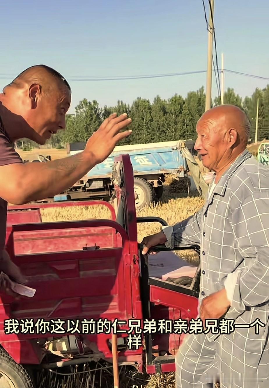 “收麦的钱一分不要，因为俺父亲去世你随了10块钱”！江苏徐州，一个农机手的媳