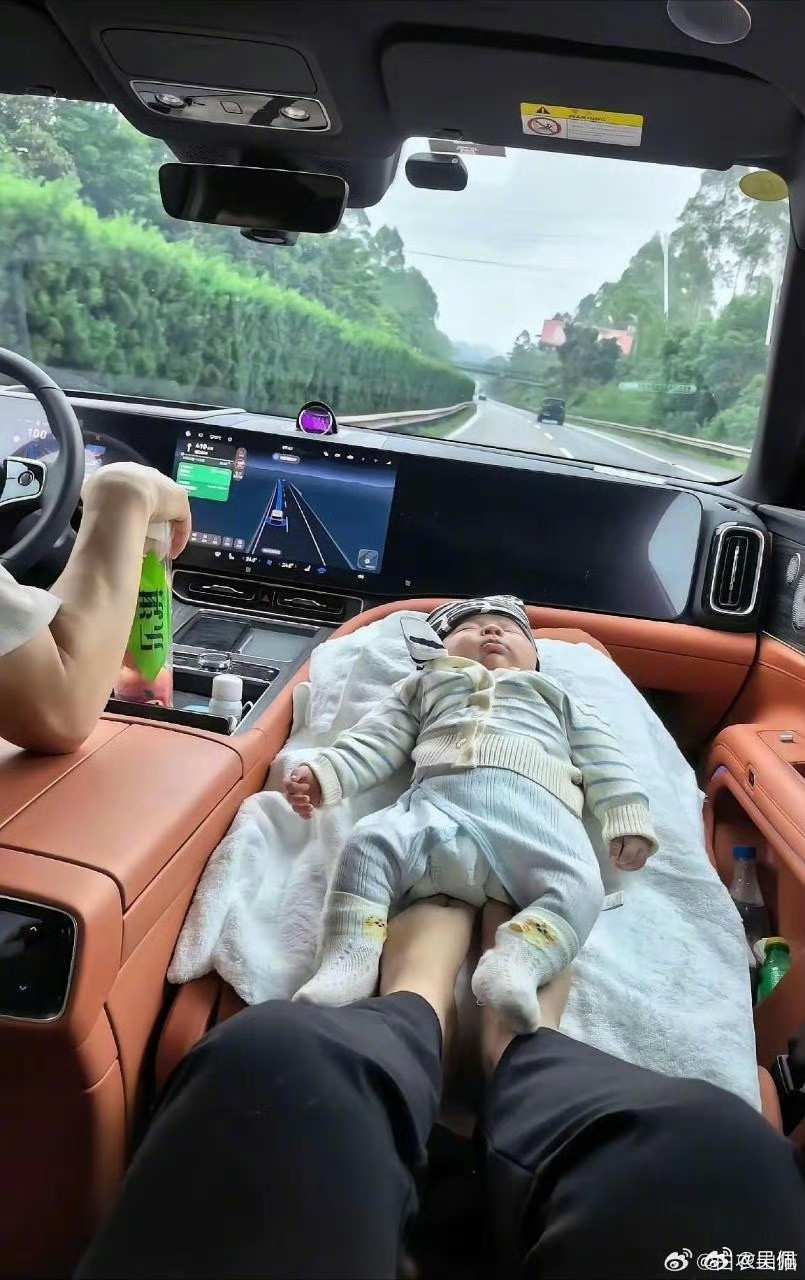 这些家长是真的不知道不懂？做个正常人吧一个刹车，这孩子不是炮弹一样飞出去？​​