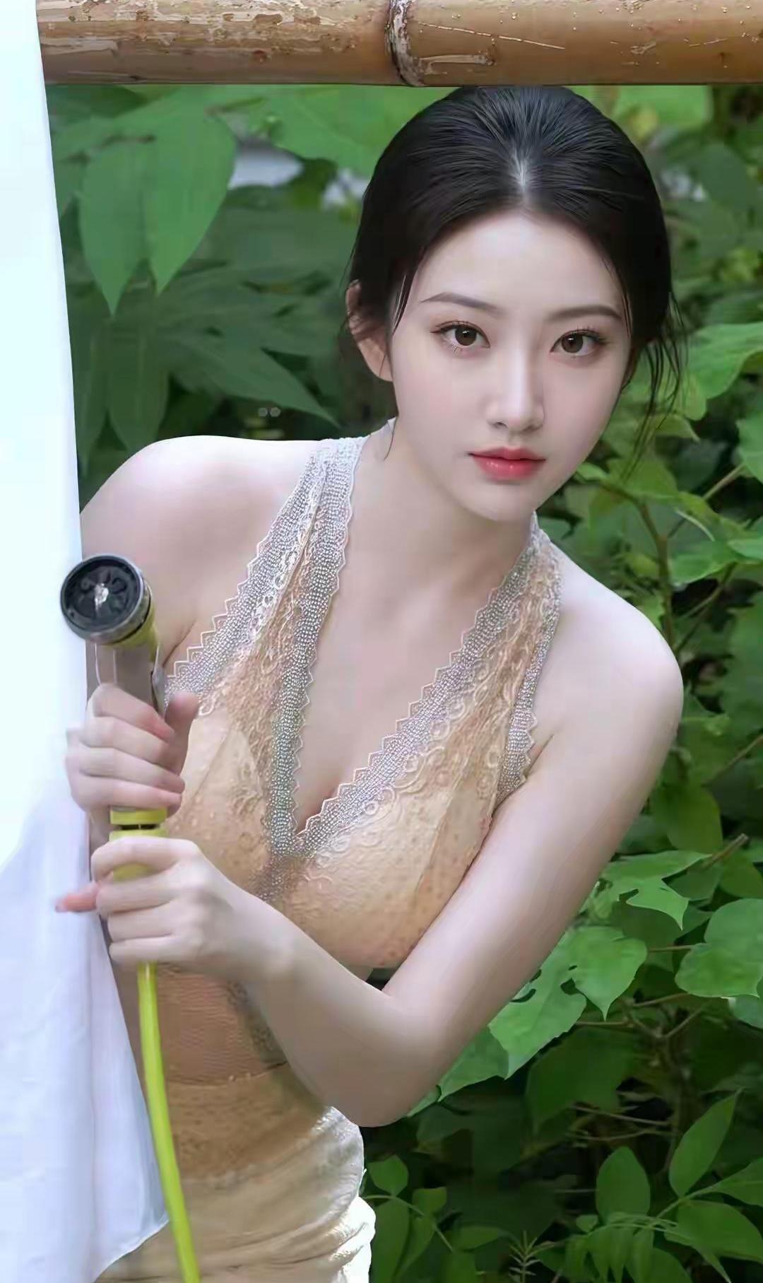 景甜这组竹林水枪写真，真是有点东西。白衬衫牛仔裤，一脸天真烂漫，跟《司藤》里那
