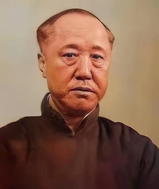 1949年北平解放，载沣将家人全部叫到一起，废除王府沿袭多年的请安制，然后对家人