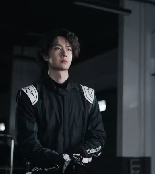 王一博引擎轰鸣潮力破界王一博每一个眼神每一次交锋王一博引擎轰鸣潮力破界，王一博