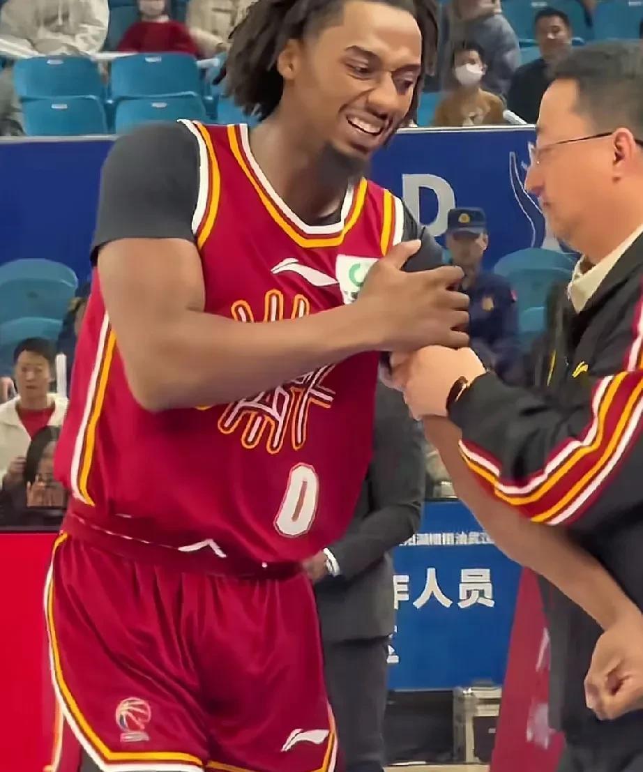 这就是队医的厉害！分分钟复位脱臼肩膀！在山西对阵广州的比赛中，山西队外援黑根斯