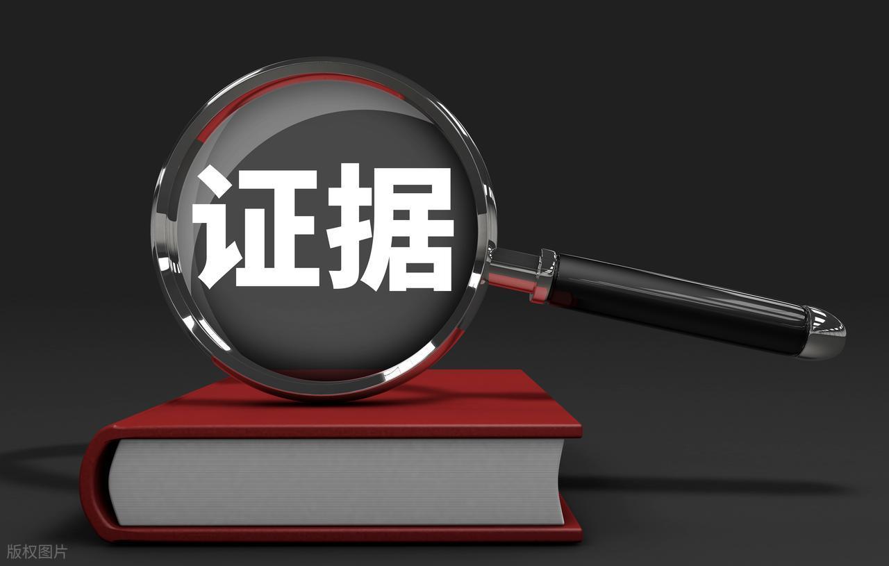 新疆乌鲁木齐，赵女士最近有点慌。她发现，自己一张用了三年的信用卡，每月都被银行自