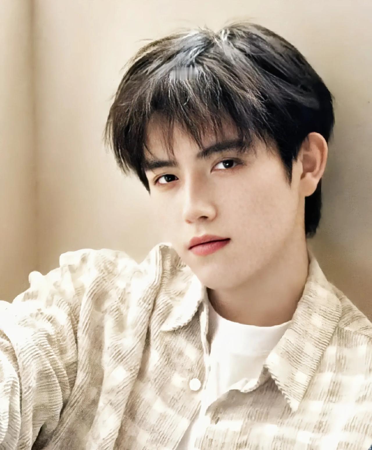 最近追《纯真年代》，陈飞宇有点上头，好久没这么认真追一部剧了陈飞宇这次的表现