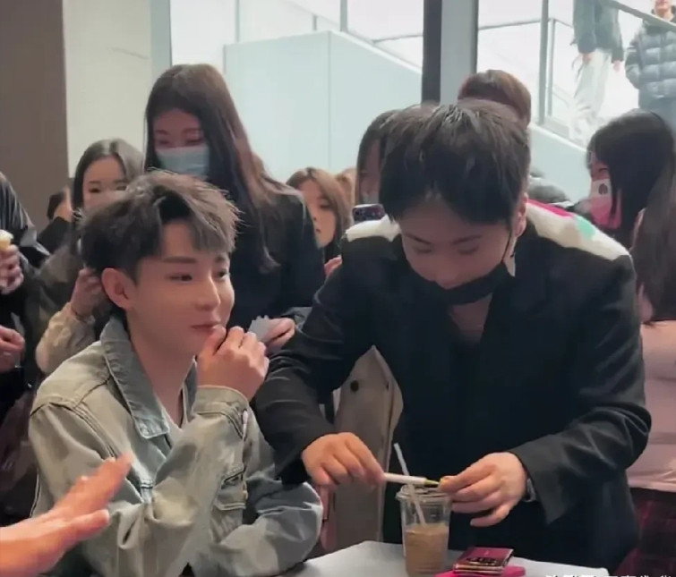 驴家一哥开启吐槽模式，说<em>高迪</em>现在走的路线有点怪，还带点娘娘腔的味儿。据说参