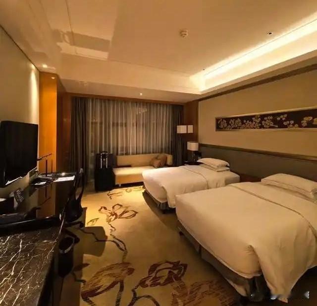 浙江杭州，男子是一家酒店的老熟客，常年选择入住这家酒店，一次入住洗澡时，突然在浴