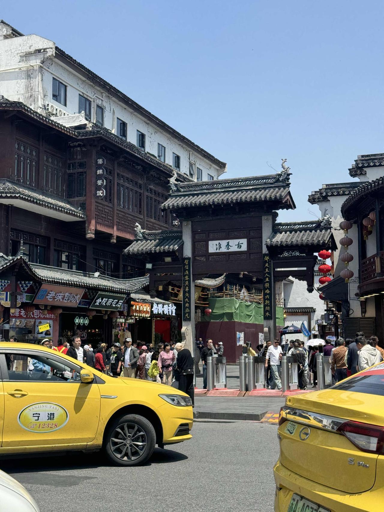 走进夫子庙，仿佛穿越了时空。古老的建筑、传统的文化，让人感受到历史的厚重，夫子庙