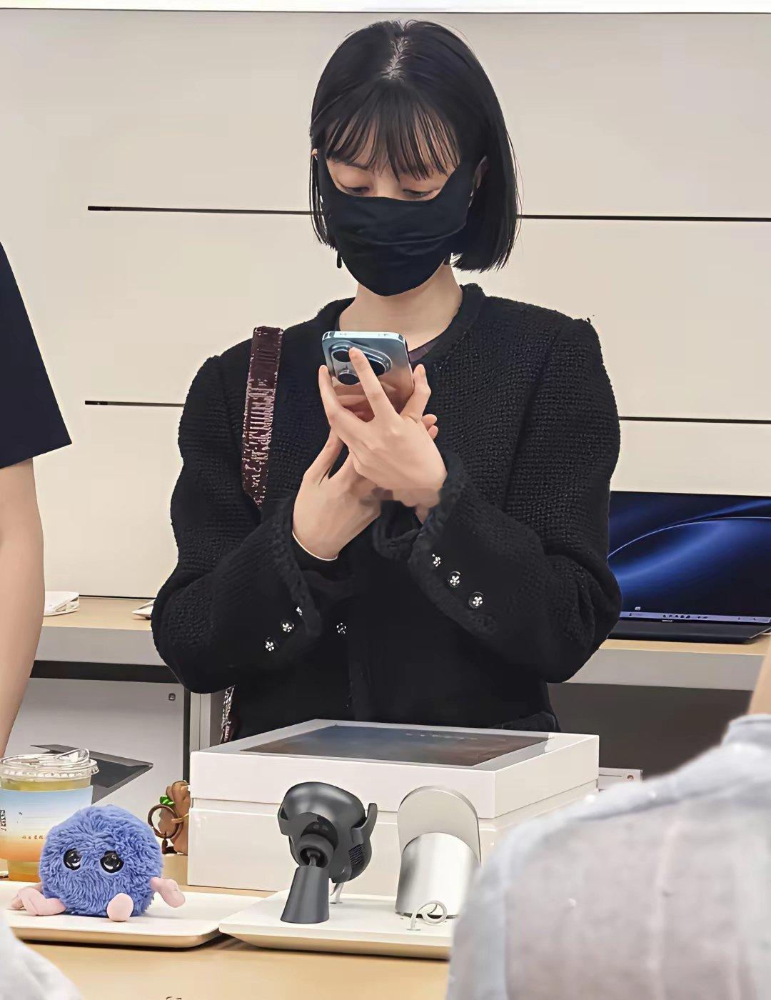 去华为店里买手机，居然看到了李溪芮！！！好美好瘦！