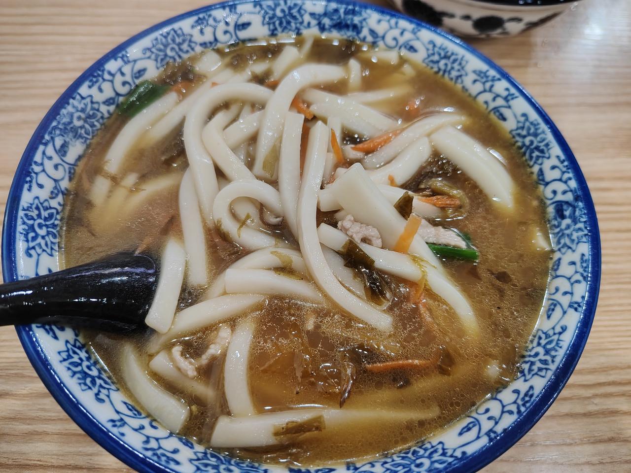 在家里吃了好几天的炒菜+米饭，今晚换换口味。于是到附近的嵊州小吃店，来一碗咸菜肉