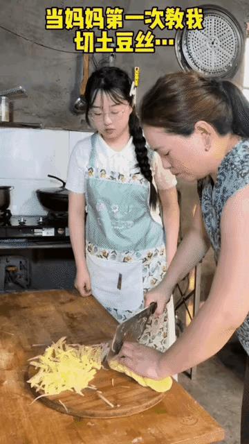 一个女人结婚不会做饭，老公会做饭，竟然出差了，女人的孩子想吃土豆丝，女人切了两次