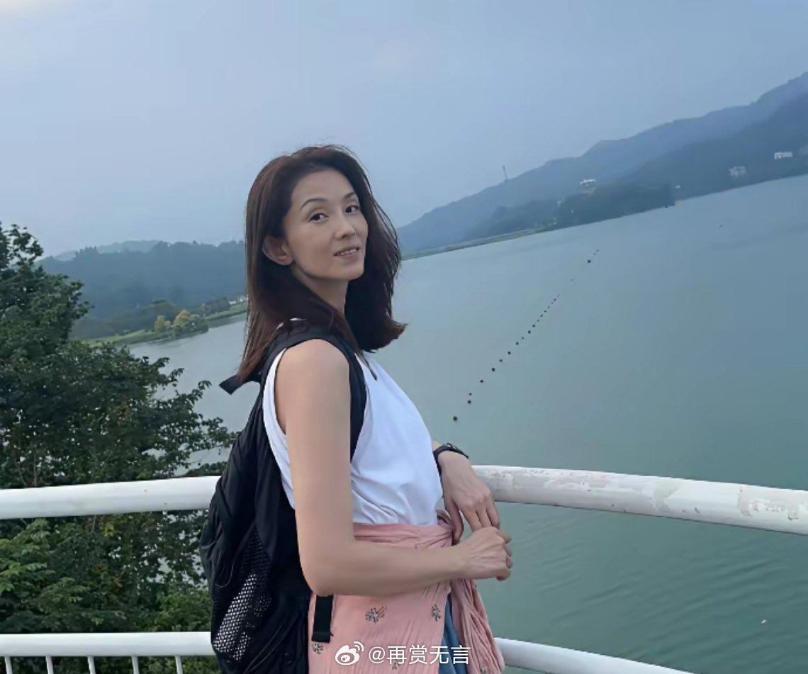 以她的颜值，在香港演艺圈绝对是顶级的。可惜至今未婚，这么优越的基因没人继承，真是