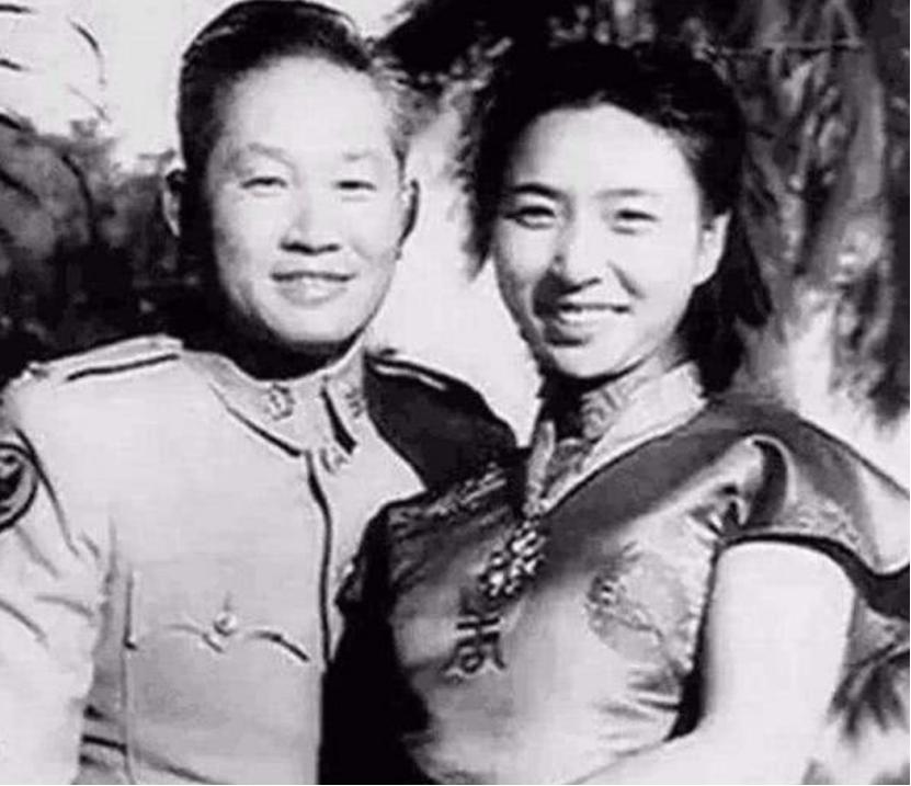1951年，孙立人脱了衣服钻进被子，习惯性地搂住老婆，结果手感不对，吓得他立马滚