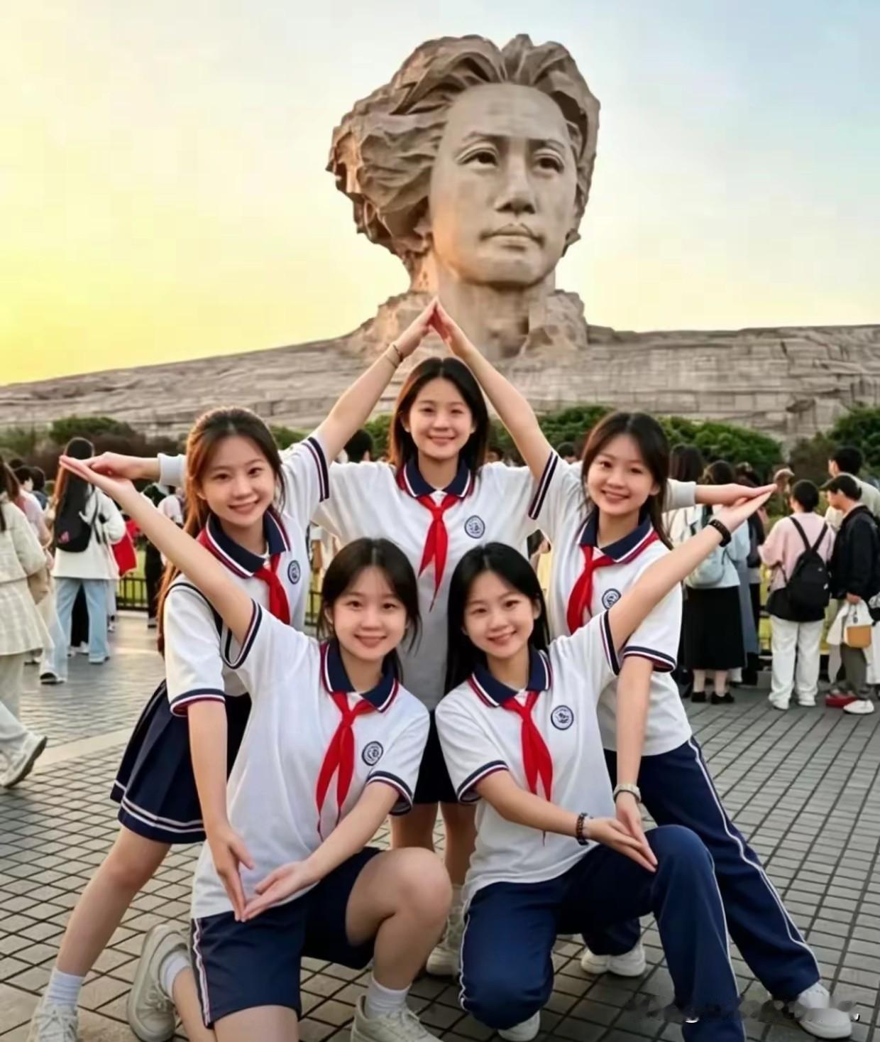 有一个不正常现象；有的人写建党、建军、建国的纪念文章，避而不提毛主席，或者轻描淡
