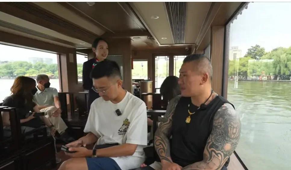 馆长今天到杭州游西湖，被外面的人骂“台独狗”。馆长回应，“台独狗”怎么会来大陆。