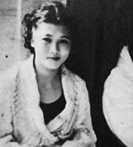 1937年，19岁“游泳皇后”杨秀琼结婚。她提出想避孕10年，丈夫爽快答应。不到