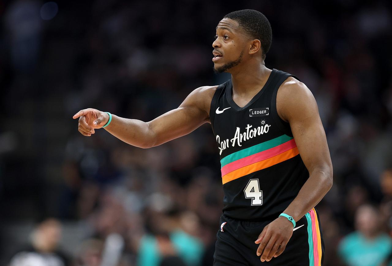 马刺队的难题！爱德华兹命中扳平打板抛投后，森林狼104-103反超马刺1分，比