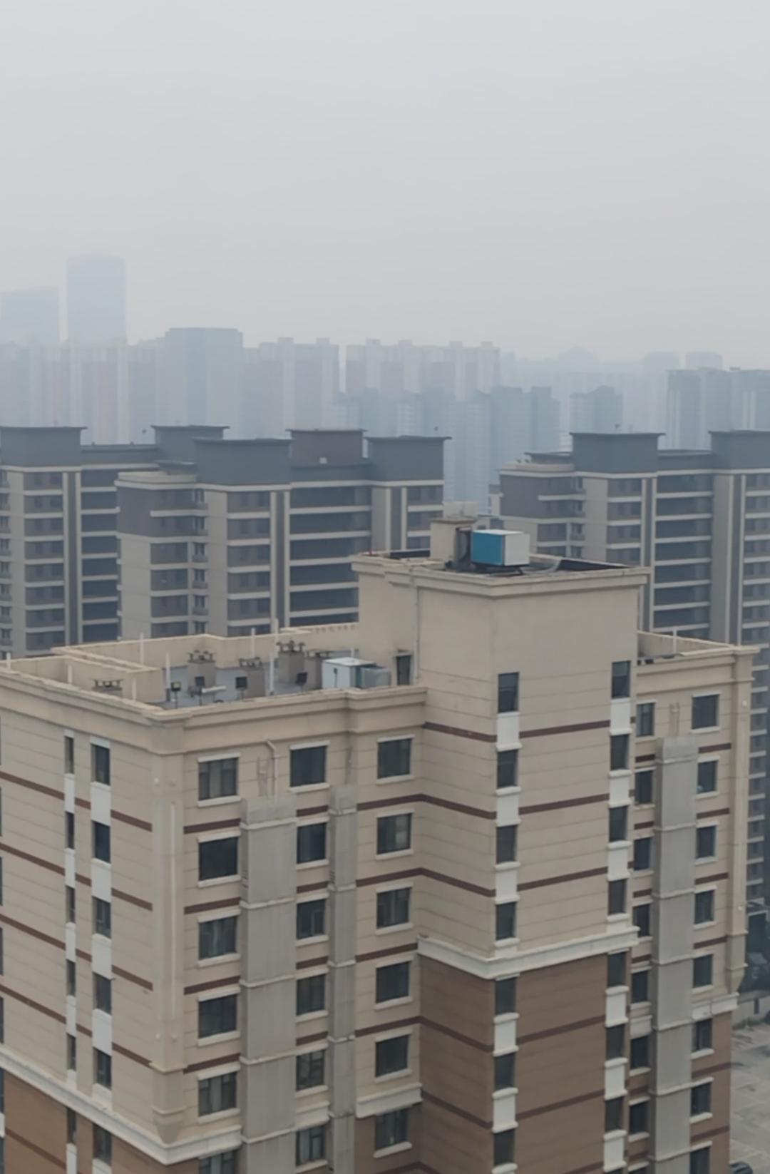 坐标北方某省会城市，目光所及，全是高楼，由远及近，由左到右，除了楼还是楼，多的让