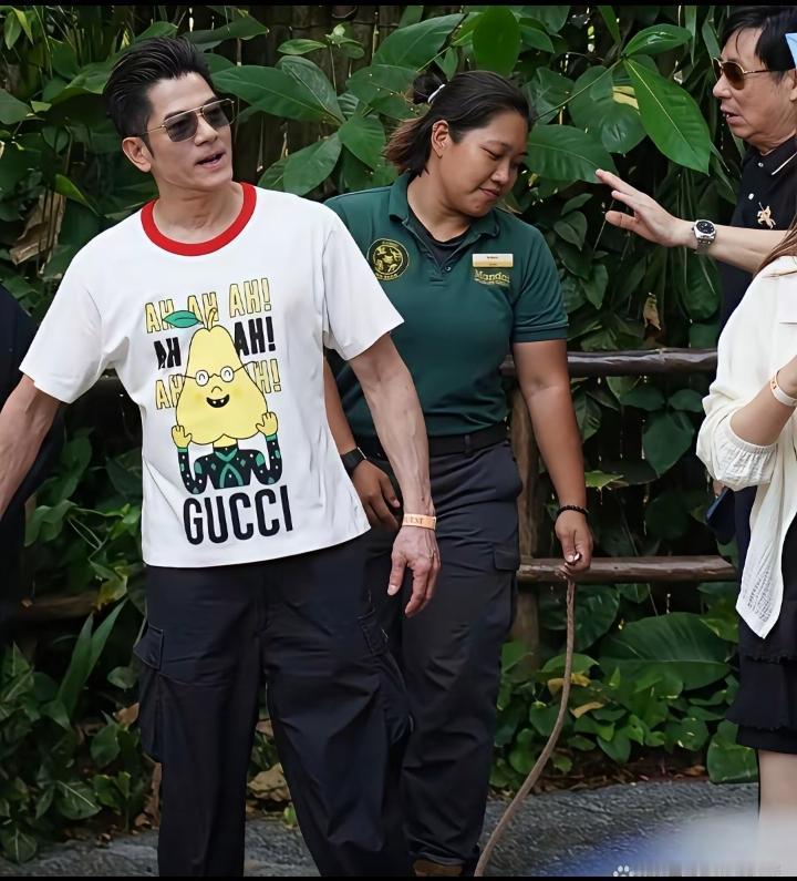 真是太难为天王郭富城了！为了跟娇妻方媛看上去年龄的差距没那么大，他已经60岁了还
