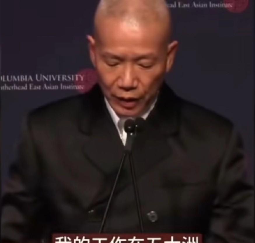 看清楚，这就是中国艺术家蔡国强在国外的荒唐演讲！一方面抬高西方，一方面贬低中国，