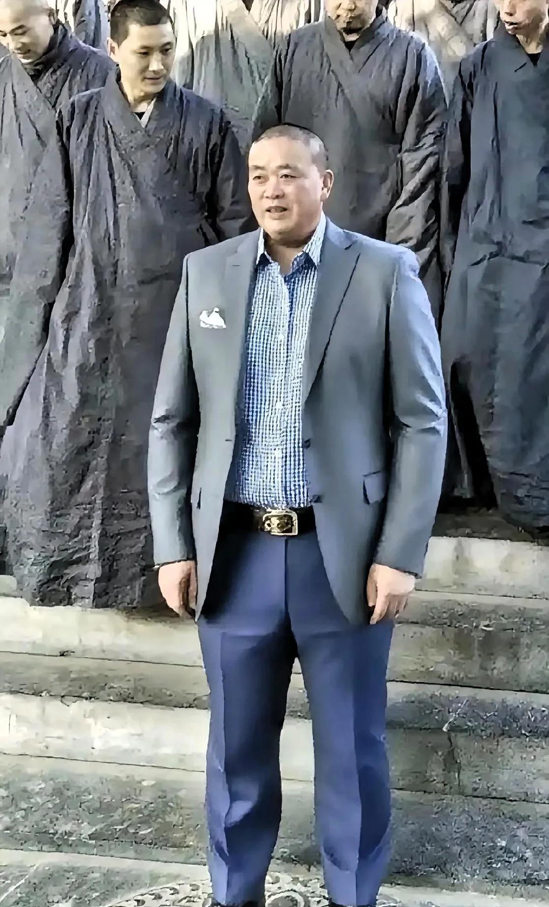 方丈穿上笔挺西穿。十是的霸道总裁劲儿！